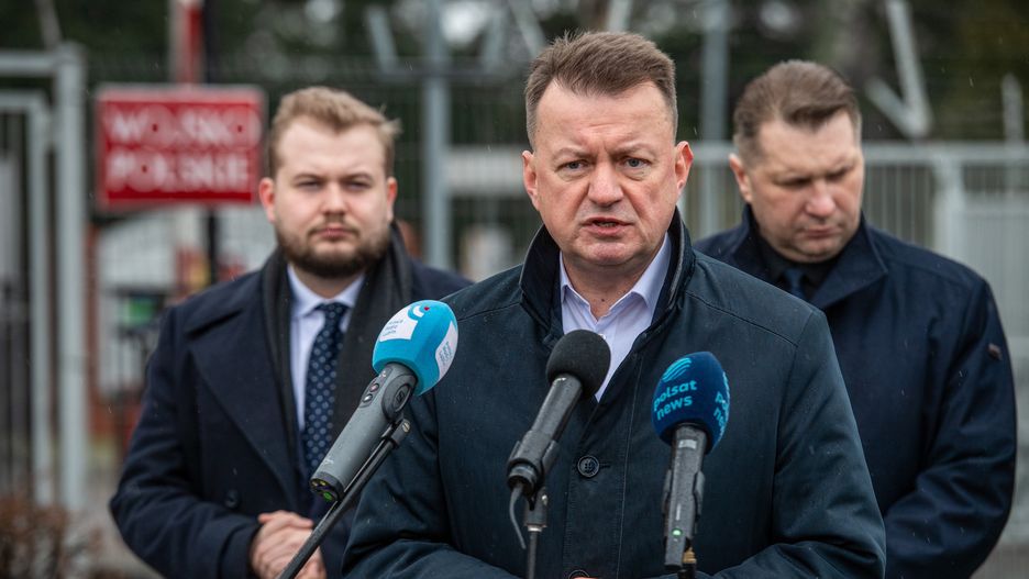 Lublin, 17.02.2024. Przewodniczący Klubu Parlamentarnego Prawo i Sprawiedliwość Mariusz Błaszczak (C) oraz posłowie PiS Michał Moskal (L) i Przemysław Czarnek (P) na konferencji prasowej, przed dowództwem 19 Brygady Zmechanizowanej w Lublinie, 17 bm. (aldg) PAP/Wojtek Jargiło