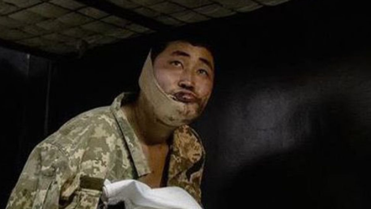 Jeden ze schwytanych żołnierzy z Korei Północnej.