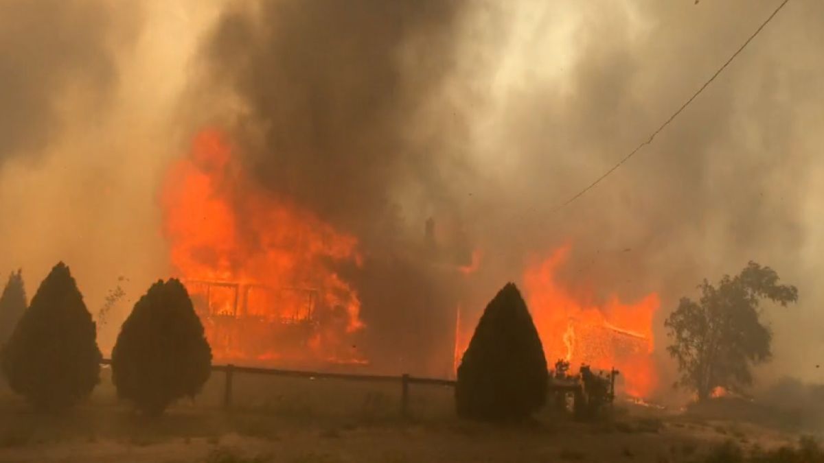 Mieszkańcy Lytton uciekają przed pożarem. Prawdopodobnie nie wszystkim uda się zbiec na czas, w ostatnich tygodniach zgony zdarzają się regularnie 