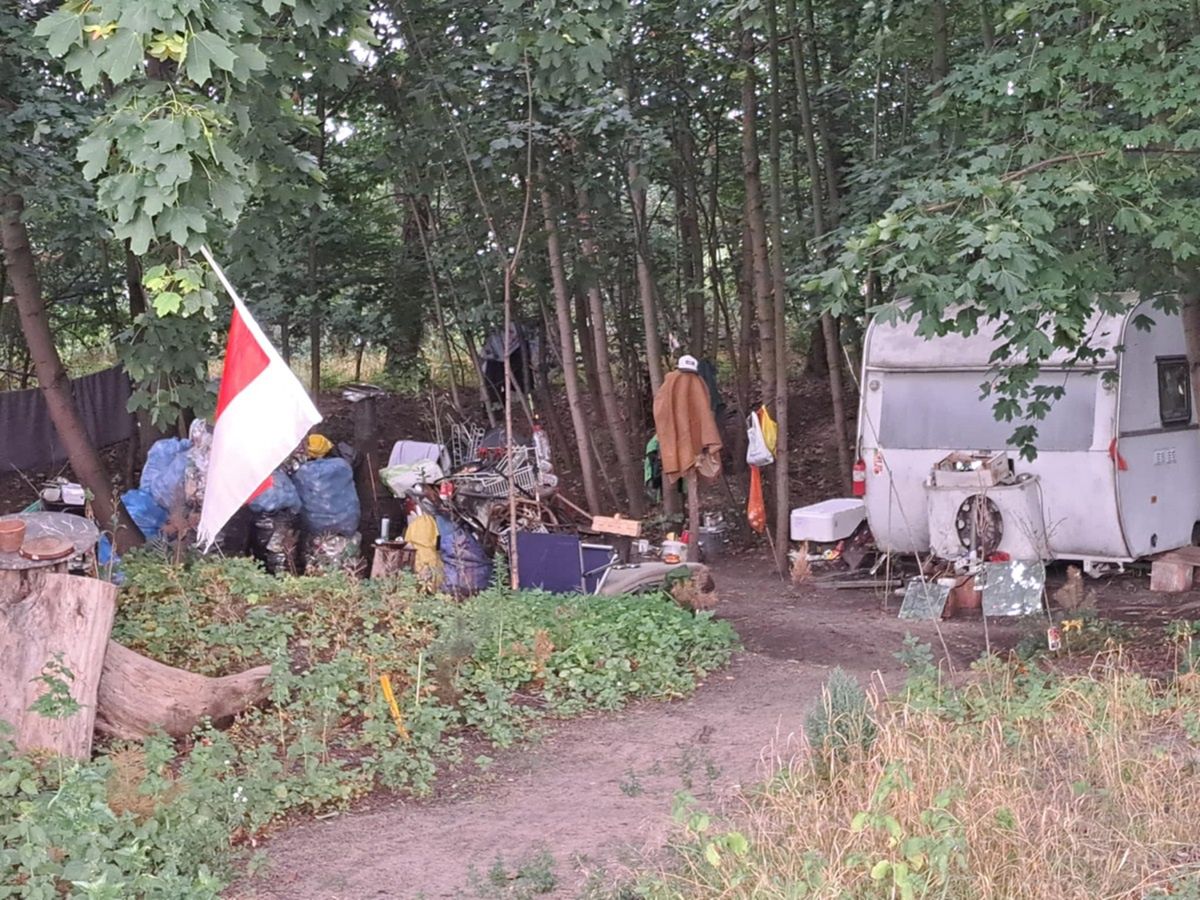 "Przykry widok". Bezdomny mieszka tak drugi rok. Zdjęcie z Warszawy