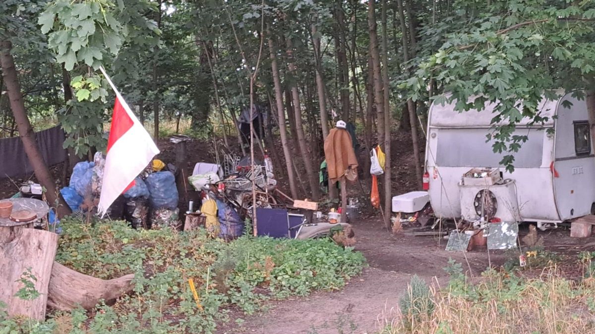 Bezdomny mieszka w przyczepie kempingowej na Białołęce.