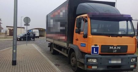 Chciał uzyskać prawo jazdy na ciężarówkę. Zjawił się nietrzeźwy