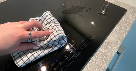 Wylewam na płytę indukcyjną. Lśni tak, że mogę się w niej przejrzeć