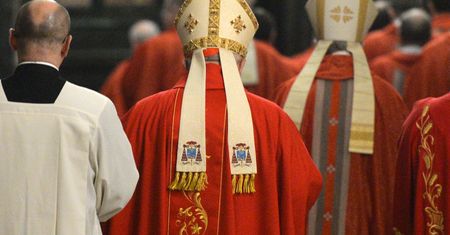 Koronawirus. Biskupi zapraszają do kościołów. Opozycja o "braku konsekwencji"