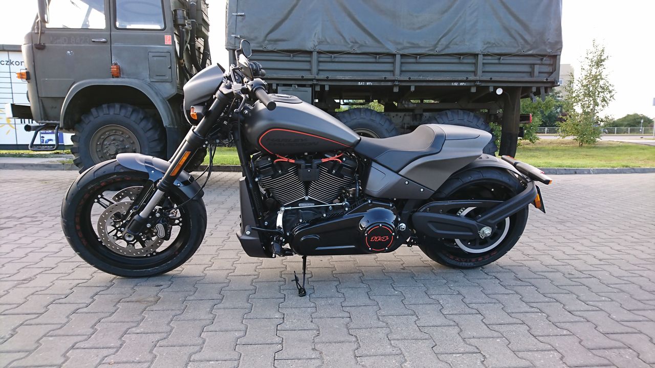 Bez wibracji i bez chromu, za to z wielkim silnikiem – jeździliśmy najnowszym Harleyem FXDR 2019
