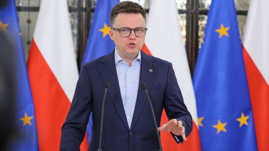 Warszawa, 27.11.2024. Marszałek Szymon Hołownia podczas konferencji prasowej w Sejmie w Warszawie, 27 bm. Sejm wznowił obrady. Zajmie się rządowymi projektami ustaw - ws. obniżenia składki zdrowotnej oraz zamrożenia cen energii. Posłowie będą też pracować nad projektem Lewicy zakładającym, że Wigilia będzie dniem wolnym od pracy. (jm) PAP/Rafał Guz