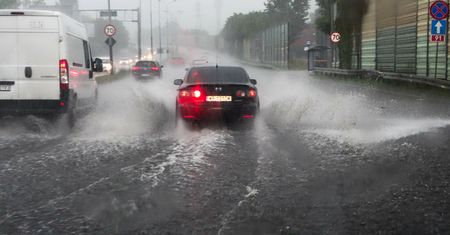 Nawałnice przeszły przez Polskę. Metr wody i zalążki trąb powietrznych