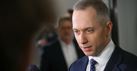 "Trzęsie się panu ręka". Dyskusja wiceszefa MON z reporterem TV Republika