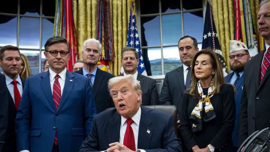 US President Trump signs funding bill to reopen the federal government
epa12522048 US President Donald Trump (C) speaks before signing the funding package to re-open the federal government in the Oval Office of the White House in Washington, DC, USA, 12 November 2025. The short-term spending bill fund the government through 30 January and end the longest shutdown in US history.  EPA/BONNIE CASH / POOL 
Dostawca: PAP/EPA.
BONNIE CASH / POOL
Government, Politics, Capitol Hill, washington, DC, funding, deadling