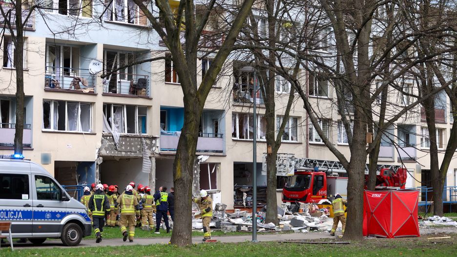 Tychy, 01.04.2024. Budynek mieszkalny przy ul. Darwina w Tychach gdzie, 1 bm. doszło do wybuchy gazu. Obecnie jest piętnaście osób poszkodowanych; nie mamy informacji o ofiarach śmiertelnych. (aldg) PAP/Michał Meissner***Zdjęcie do depeszy PAP pt. "Tychy/ Po wybuchu gazu w bloku 15 osób poszkodowanych trafia do szpitali" ***