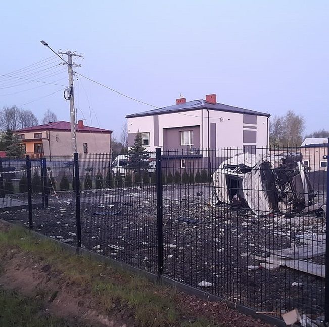 Sportowy mercedes został poważnie uszkodzony