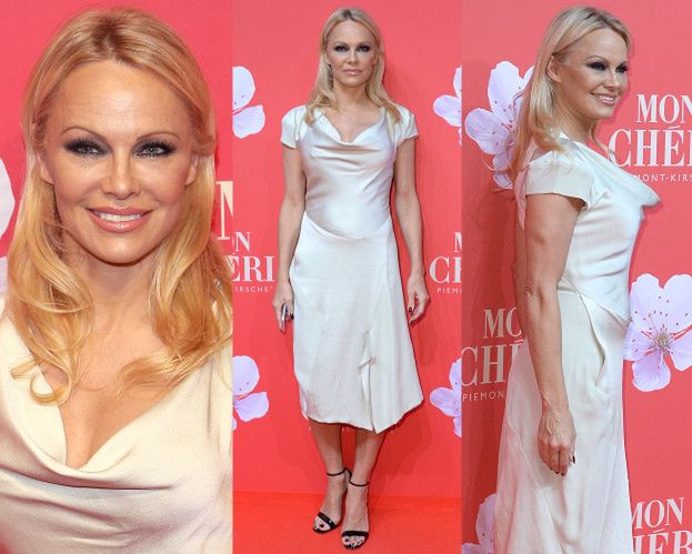 Skromna Pamela Anderson dorabia na imprezie czekoladek z wiśnią