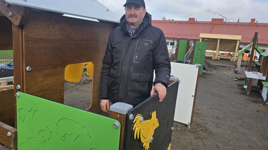 Plac zabaw przy żłobku w Tuchomiu został wykonany z drewna rubinowego