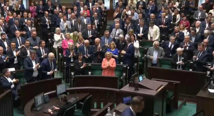 Kaczyński aż wstał, PiS bije brawo. Sejm odrzuca zmianę ws. aborcji