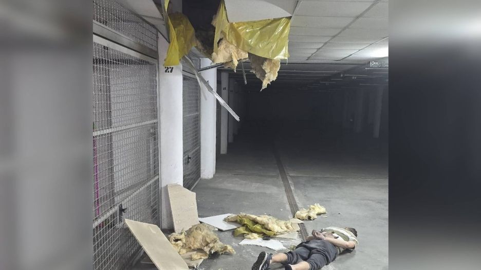 Spadł z podwieszanego sufitu w ręce policjantów