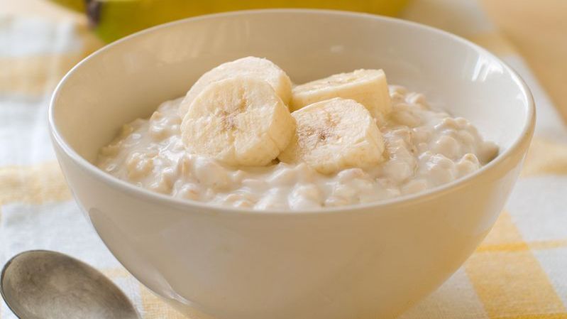 Banan to częsty dodatek do śniadania.