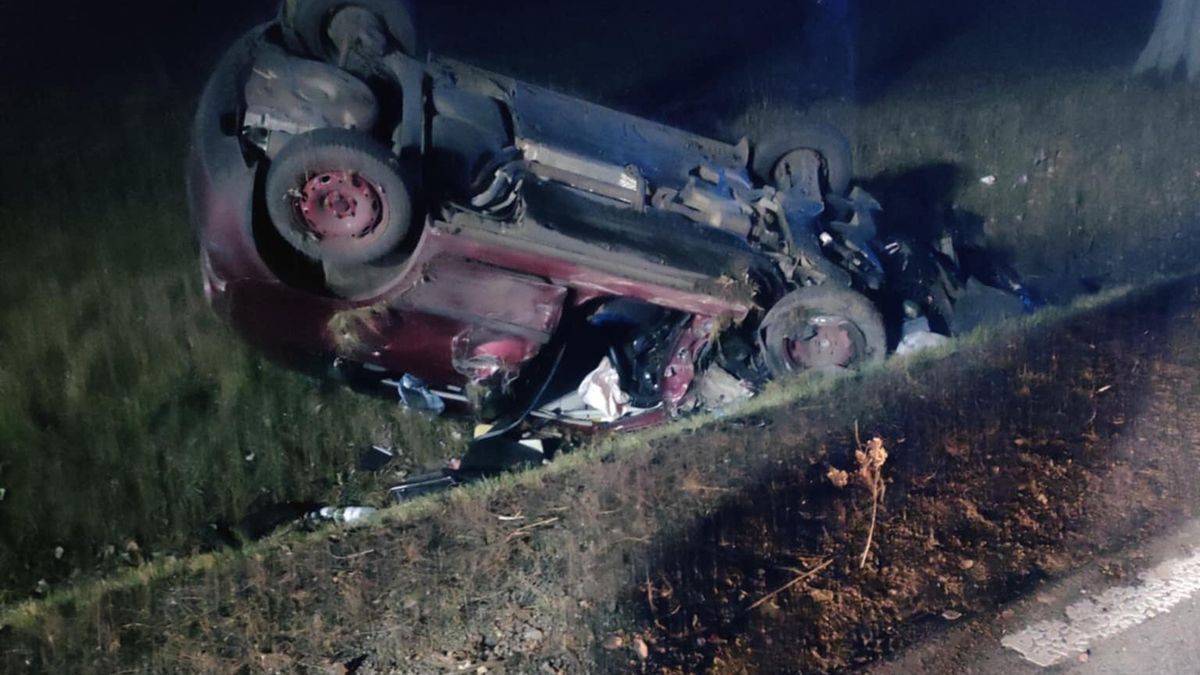 Czołowe zderzenie i dachowanie. Za kierownicą 20-latek