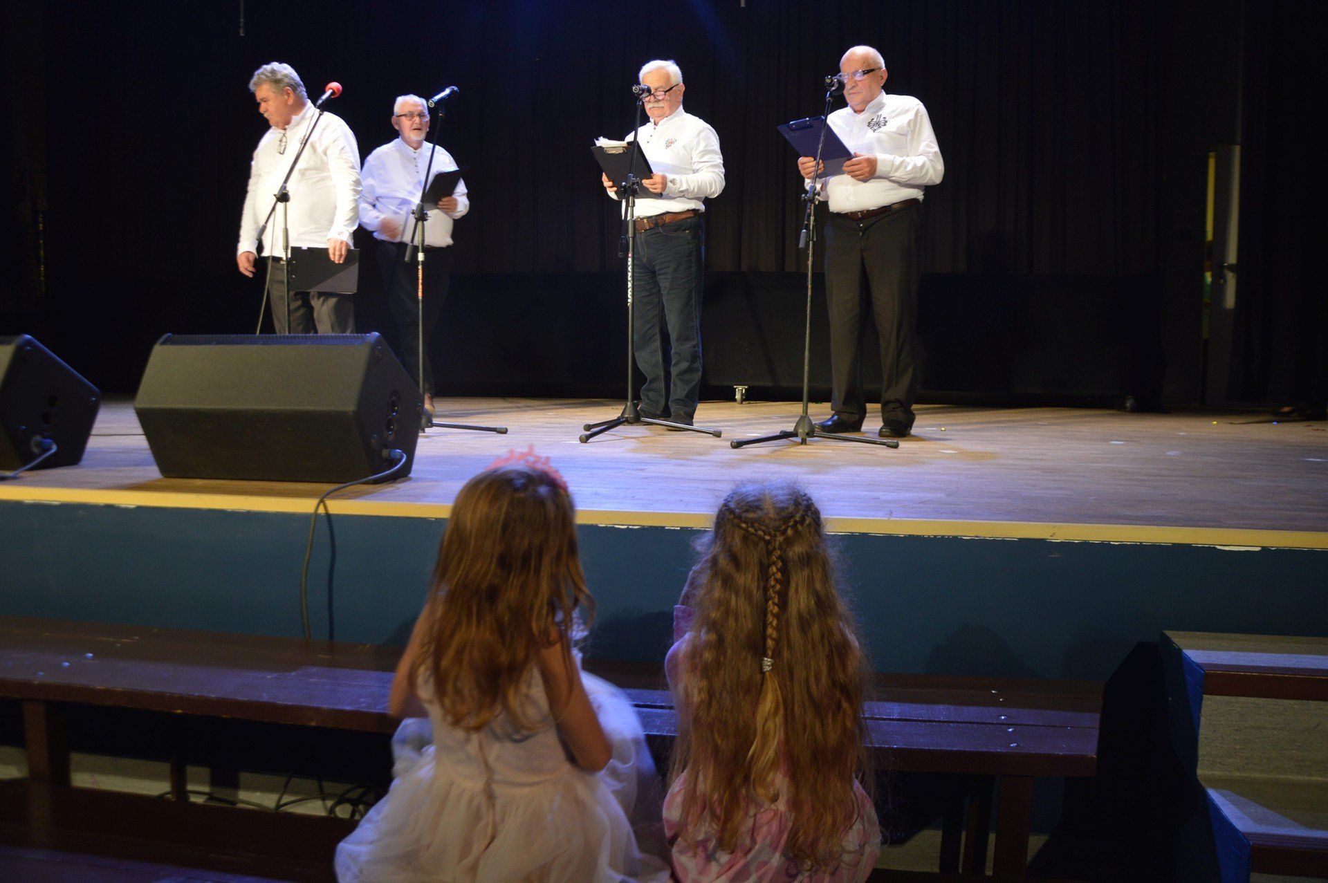 W suchedniowskim święcie seniorów wzięły udział trzy pokolenia mieszkańców. Na fotografii - wnuki oglądają występ dziadków.
