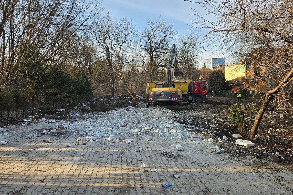 Wyburzanie budynku warsztatu blacharskiego przy al. Warszawskiej