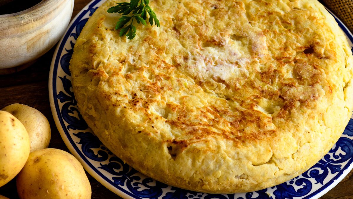 Tortilla ziemniaczana to popularny hiszpański tapas