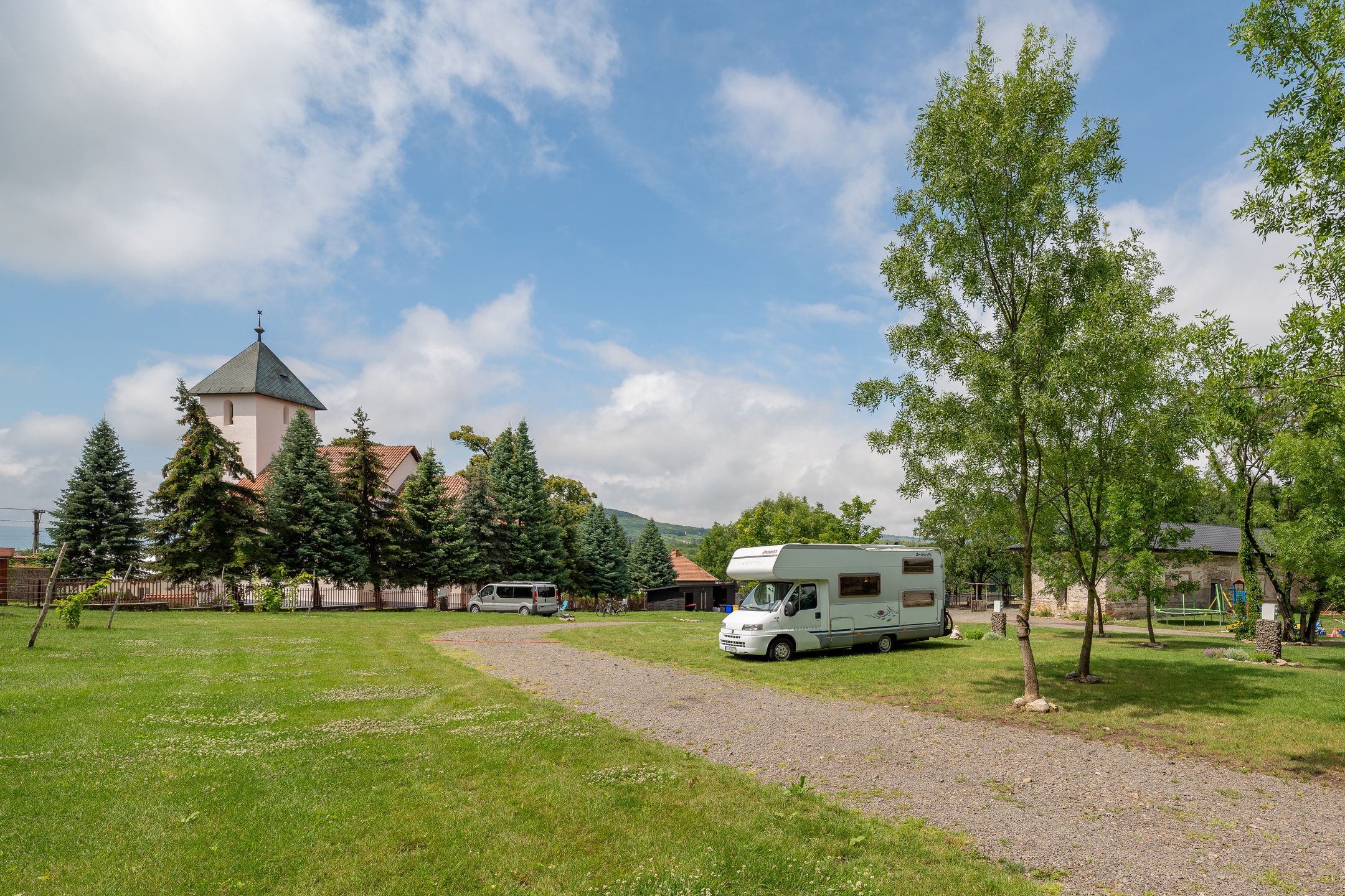 bKempingi są przepięknie połozone