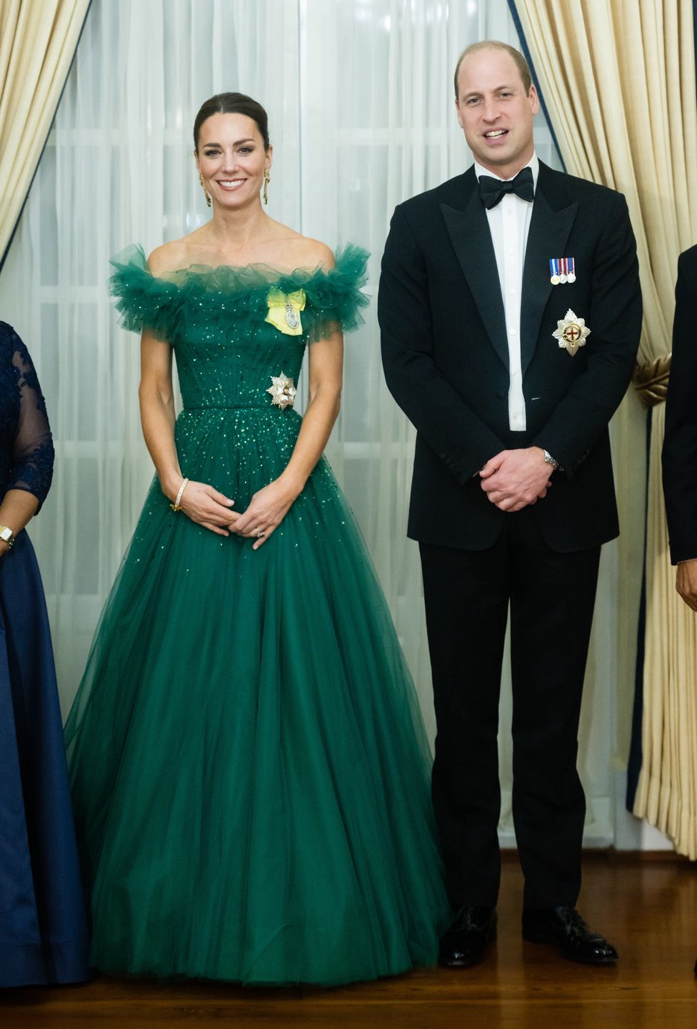 Kate Middleton bryluje w sukni projektu Jenny Packham na uroczystej kolacji u gubernatora Jamajki