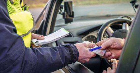 Czekał na żonę i sączył alkohol. Zaskoczył nawet policjantów