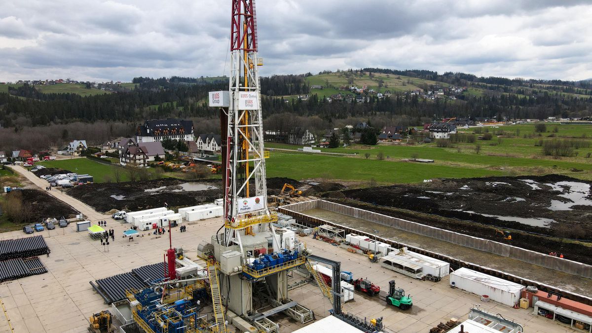 odwiert geotermalny
Grzegorz Momot
geotermalnego, geotermalny, geotermia, odwiert, odwiertu, otwarcie, szaflarach, wiercenia, wiercenie, zdj�cie z drona