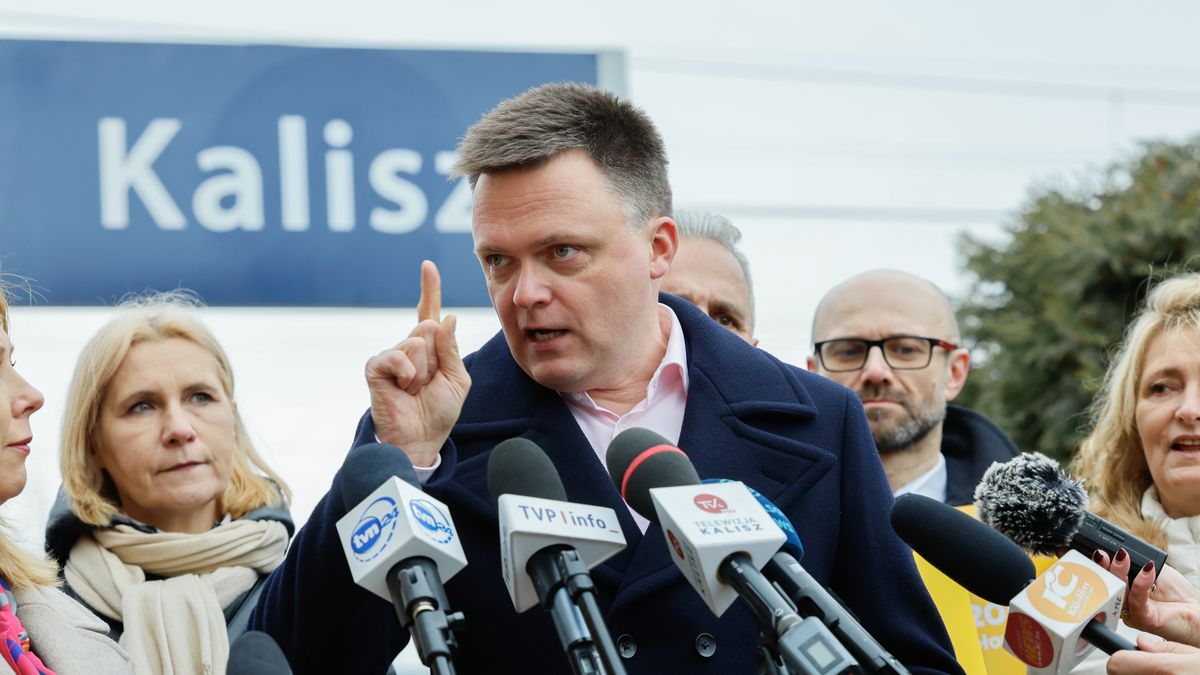 Kalisz, 07.01.2025. Przewodniczący Polski 2050 Szymon Hołownia przemawia na briefingu prasowym nt. planów rozbudowy kolei w Kaliszu, 7 bm. (aldg) PAP/Tomasz Wojtasik