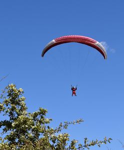 Śląskie. Wypadek paralotniarza. Mężczyzna połamał kończyny