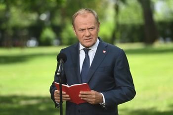 "Cuda" w komisjach. Tusk sięgnął na konferencji po konstytucję