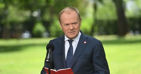 "Cuda" w komisjach. Tusk sięgnął na konferencji po konstytucję