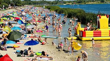 Tarnobrzeg: Upalna środa nad Jeziorem. Tłumy szukają ochłody w wodzie