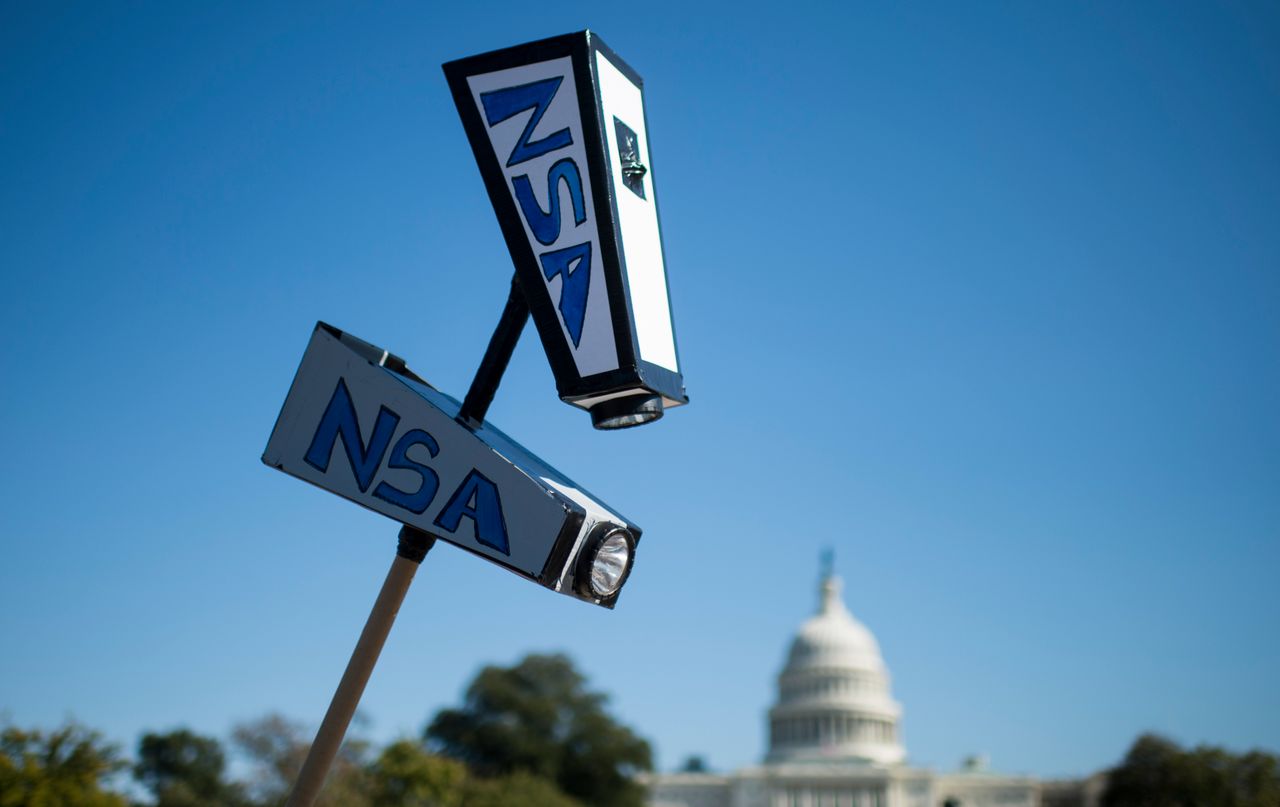 NSA: szpiegowanie telefonów było nielegalne i drogie. Nie powstrzymało też ani jednego ataku