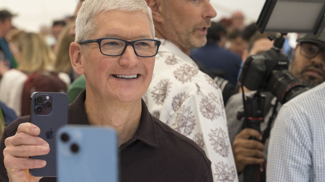 Tim Cook przyznaje, że iPhone 14 ma dobry aparat dzięki Sony (Nic Coury/Bloomberg via Getty Images)