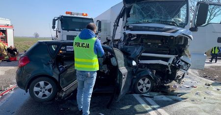 Radiowóz zderzył się z ciężarówką. Policja pokazała zdjęcia spod Nakła