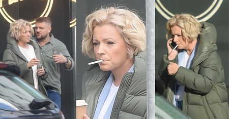 Zziębnięta Dorota Szelągowska zaspokaja głód nikotynowy, puszczając dymka z Tomaszem Jakubiakiem w centrum Warszawy (ZDJĘCIA)