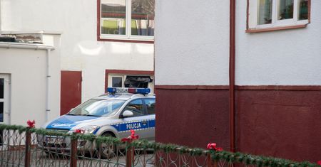 Radiowóz pod domem Kaczyńskiego. Sprawdzamy, czy może mieć włączony silnik