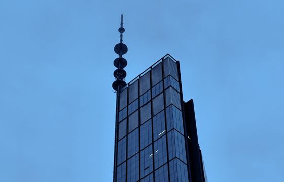 Najwyższy budynek w Warszawie z nadajnikiem radiowym. Jest zgoda KRRiT i UKE