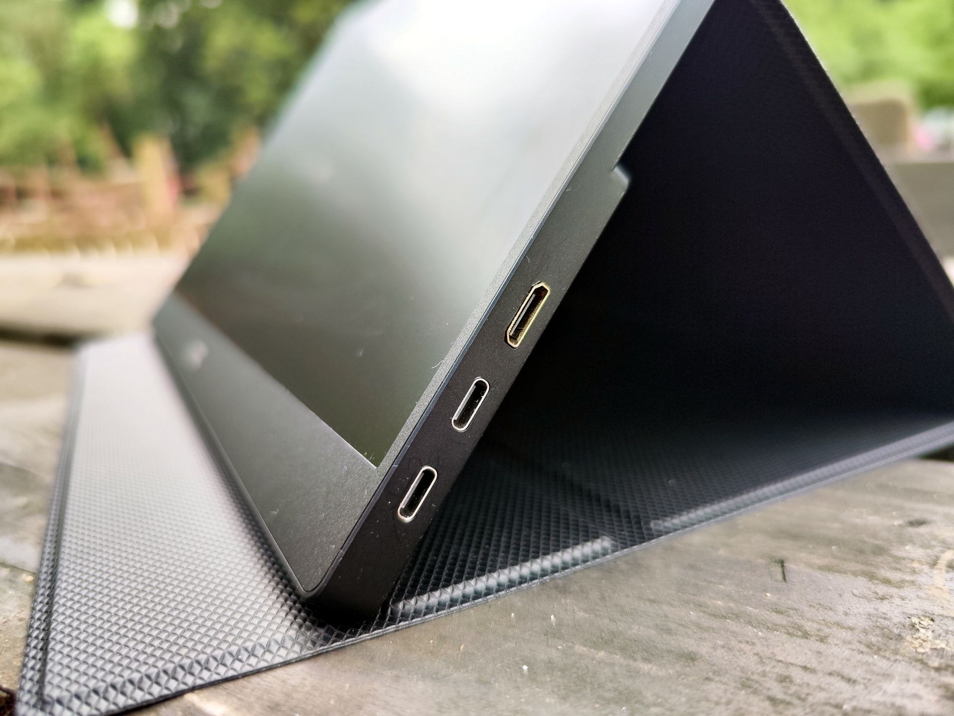 Przenośne monitory korzystają ze złącza USB-C, opcjonalnie HDMI