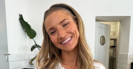 Agata Sieramska prezentuje wyrzeźbioną sylwetkę, pozując w mikroskopijnym bikini (FOTO)