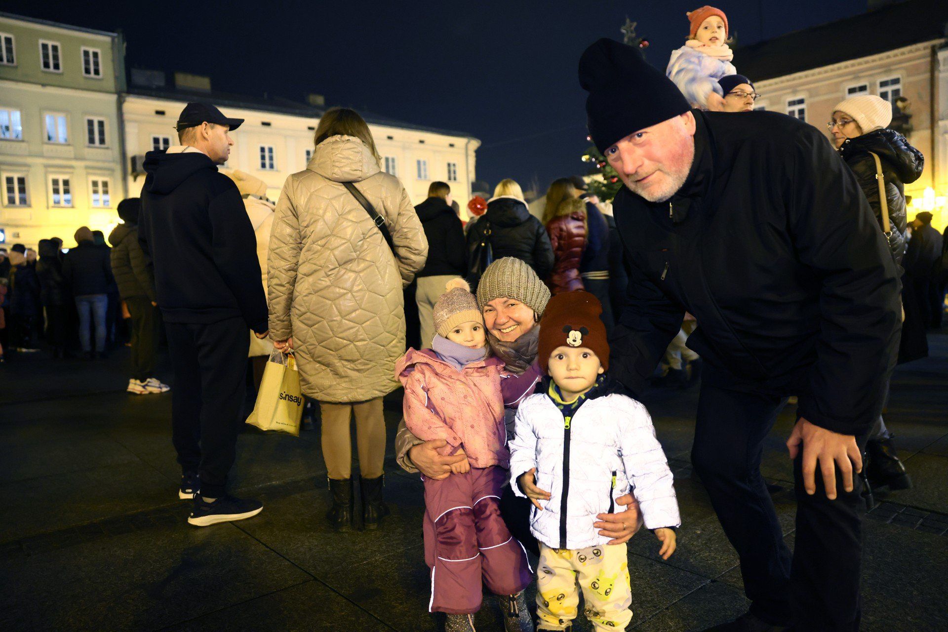 Świąteczna choinka rozświetliła Rynek Trybunalski w Piotrkowie. Tłumy mieszkańców podziwiały nowe iluminacje na starówce.