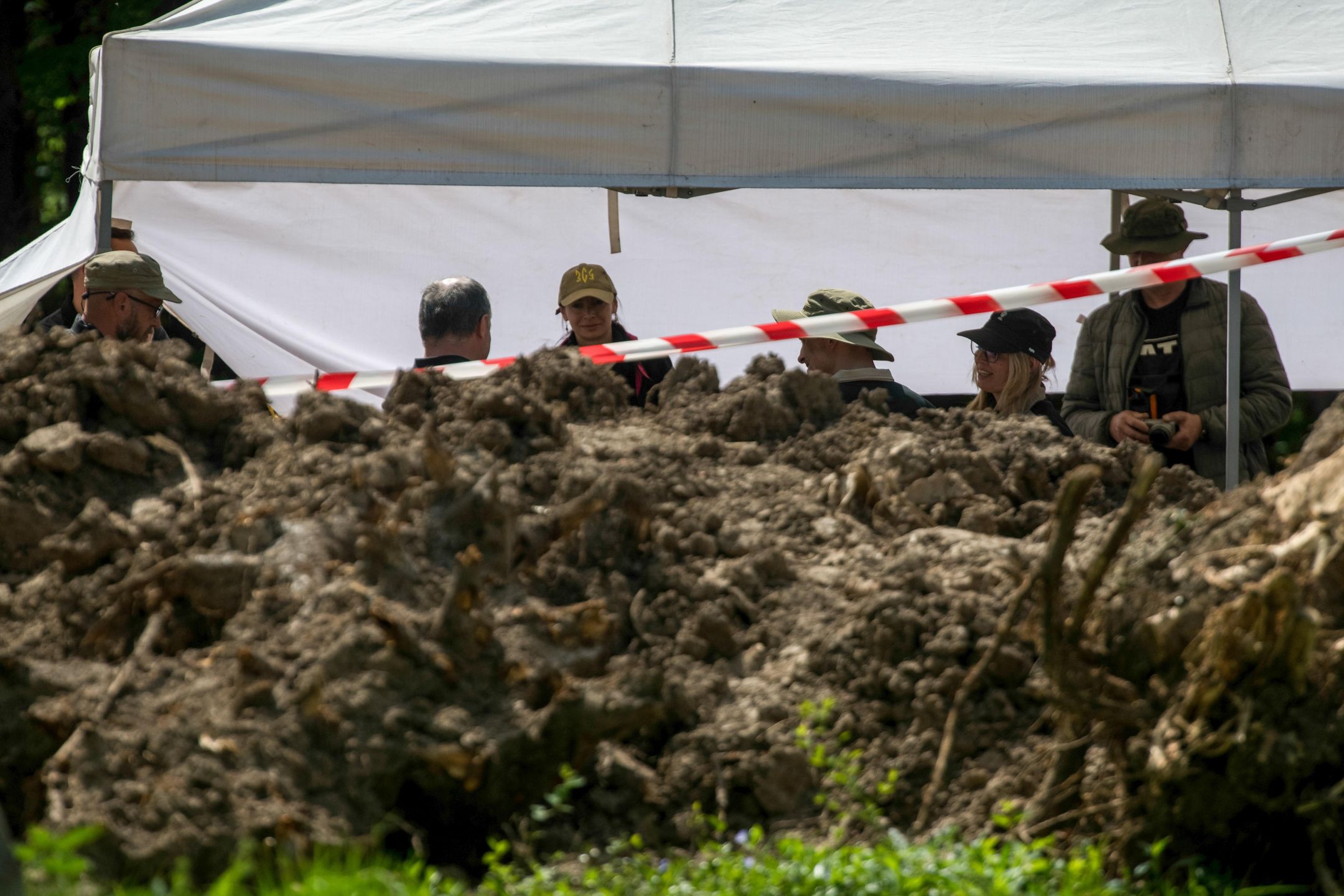 Prace naukowców na terenie cmentarza w Puźnikach, w ukraobwodzie