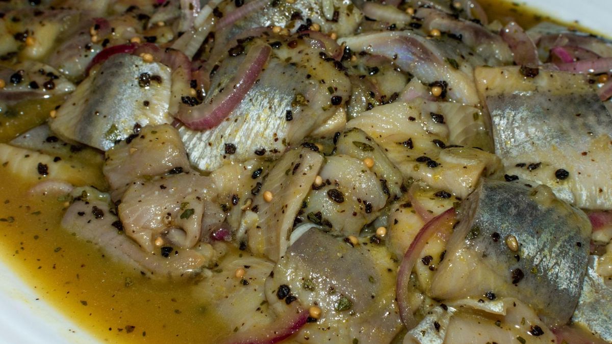 Karp i śledzie to żródła kwasów moega-3, które korzystnie wpływają na układ sercowo-naczyniowy i odporność.