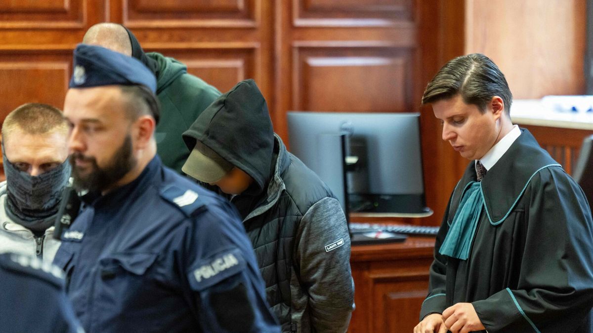 Ukrai?ski nurek podejrzany o wysadzenie Nord Stream zosta? aresztowanyUkrainian Volodymyr Z (2nd R) leaves the courtroom of Warsaw's Regional Court next to his lawyer Tymoteusz Paprocki (R) after he was arrested on suspicion of unconstitutional sabotage, destruction of property, and destruction of the Nord Stream 2 gas pipeline infrastructure, in Warsaw, Poland, on October 1, 2025. Poland has arrested the man targeted by a German warrant for his alleged involvement in the 2022 bombing of the Nord Stream 2 gas pipeline, prosecutors and his lawyer said on September 30, 2025. The pipelines, which for years had shipped Russian gas under the Baltic Sea to Europe, were damaged by huge blasts just months after Russia's February 2022 full-scale invasion of Ukraine. (Photo by Wojtek RADWANSKI / AFP)WOJTEK RADWANSKI