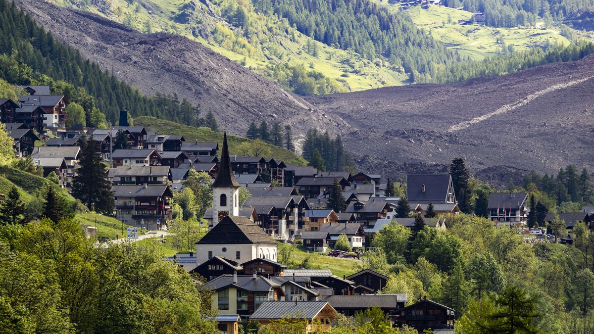 Widok z sąsiedniej wioski, w tle pogrzebane Blatten