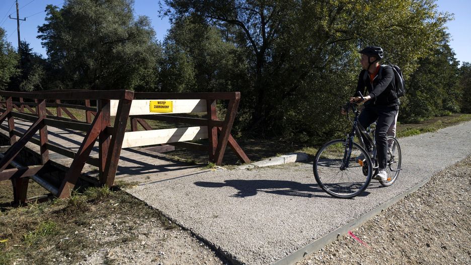 Sobota 27 września, dzień po zamknięciu kładki nad Rudawą. Jeden z zaskoczonych rowerzystów na ścieżce od strony ul. Becka.