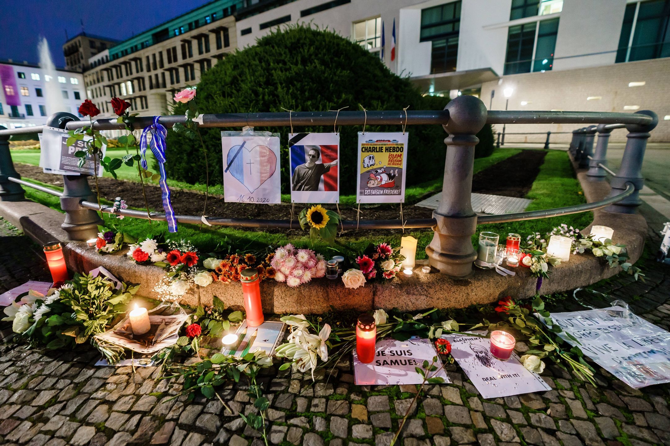 Znicze i kwiaty po śmierci Samuela Pety'ego