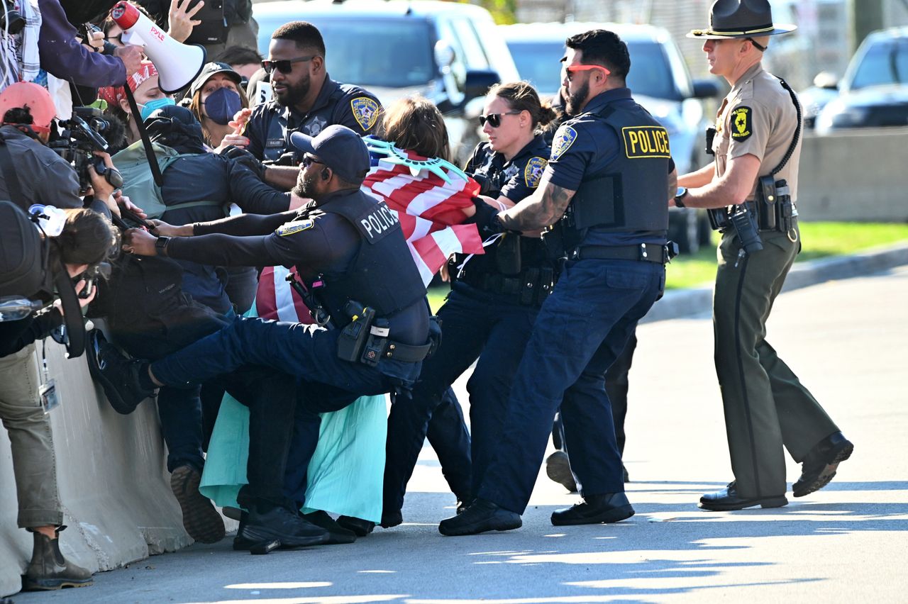 Protesty pod Chicago. Doszło do starć z policją