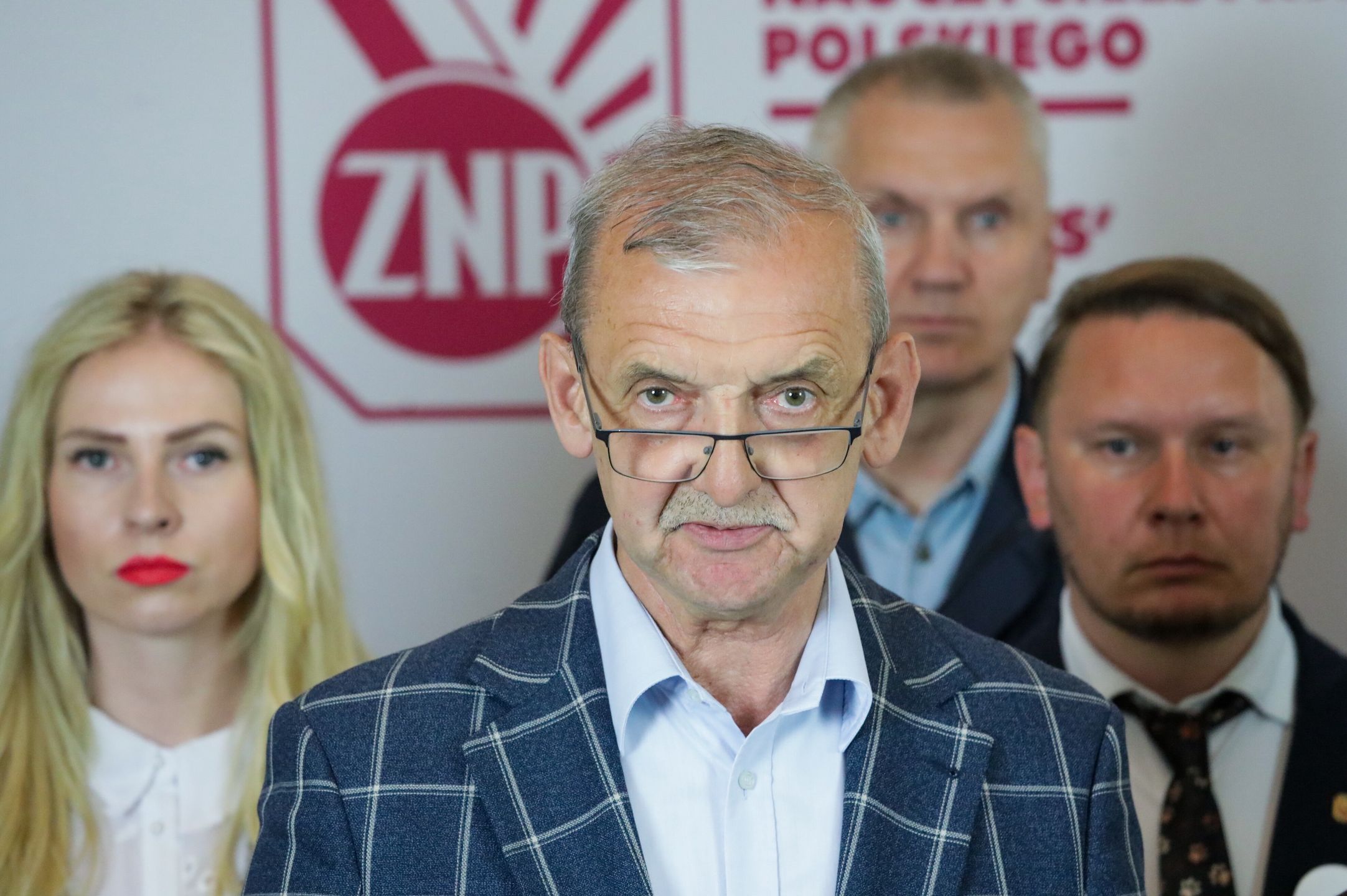 Warszawa, 24.06.2025. Prezes Związku Nauczycielstwa Polskiego Sławomir Broniarz (C) podczas konferencji prasowej w siedzibie ZNP w Warszawie, 24 bm. Tematem spotkania było stanowisko Zarządu Głównego związku ws. ewentualnego protestu nauczycieli. (amb) PAP/Tomasz Gzell